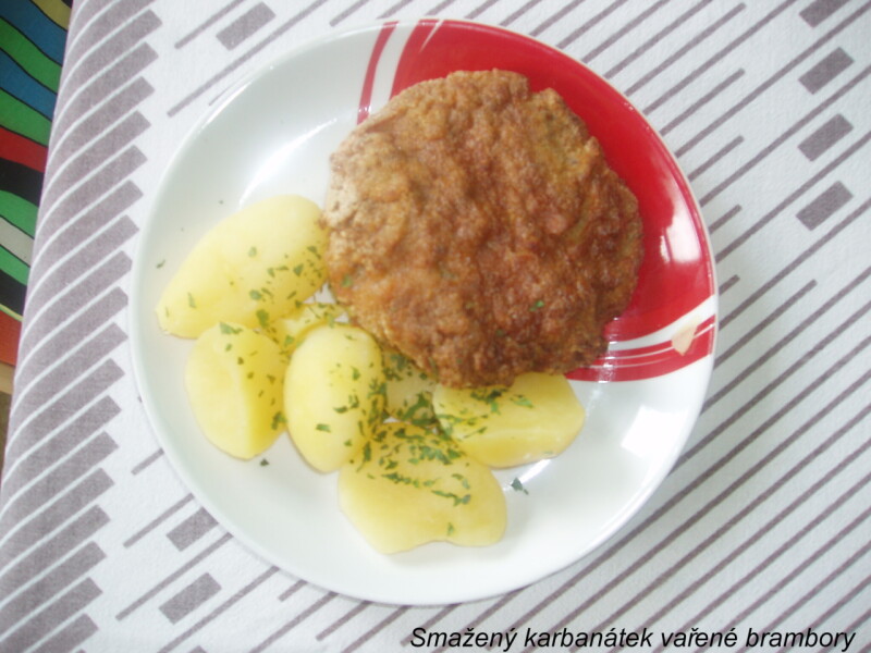 Smažený karbanátek vařené brambory